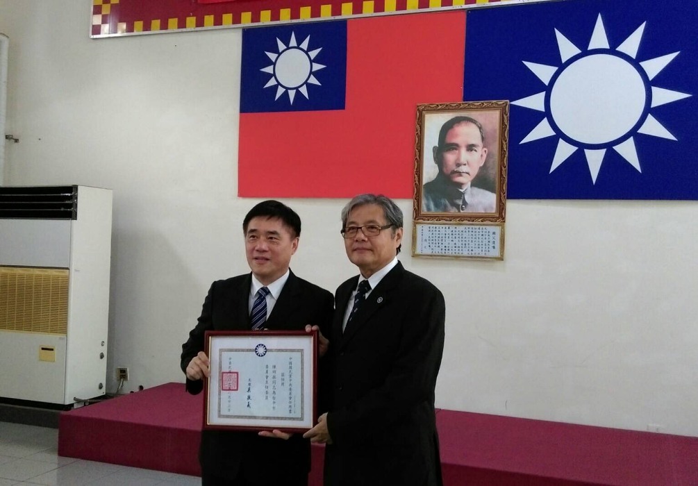 國民黨副主席郝龍斌（左）為台中市黨部主委陳明振佈達。 圖：唐復年/攝