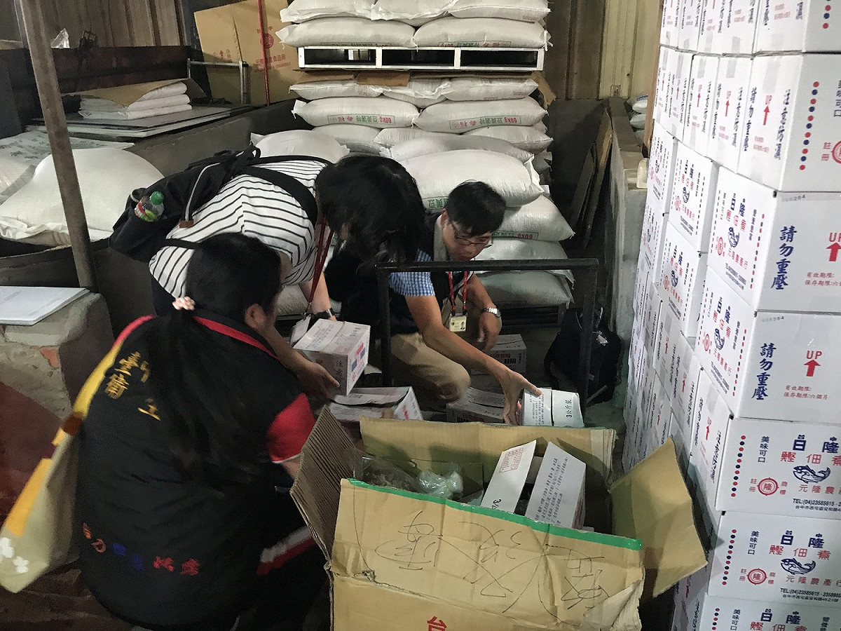 台中市衛生局發現業者生產製造的豆棗、甜麵筋、豆皮絲等產品，經有效日期回推產品保存期限120天，為未來食品，涉及標示不實違反食安法，當場封存共計217.01公斤，並要求限期改正。 圖：台中市衛生局提供