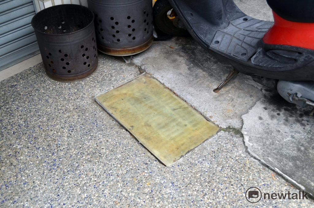 嘉義市政府認為路邊洩水孔上的遮蔽物可能阻礙排水，呼籲民眾在豪大雨來襲前移開。 圖：蔡坤龍/攝