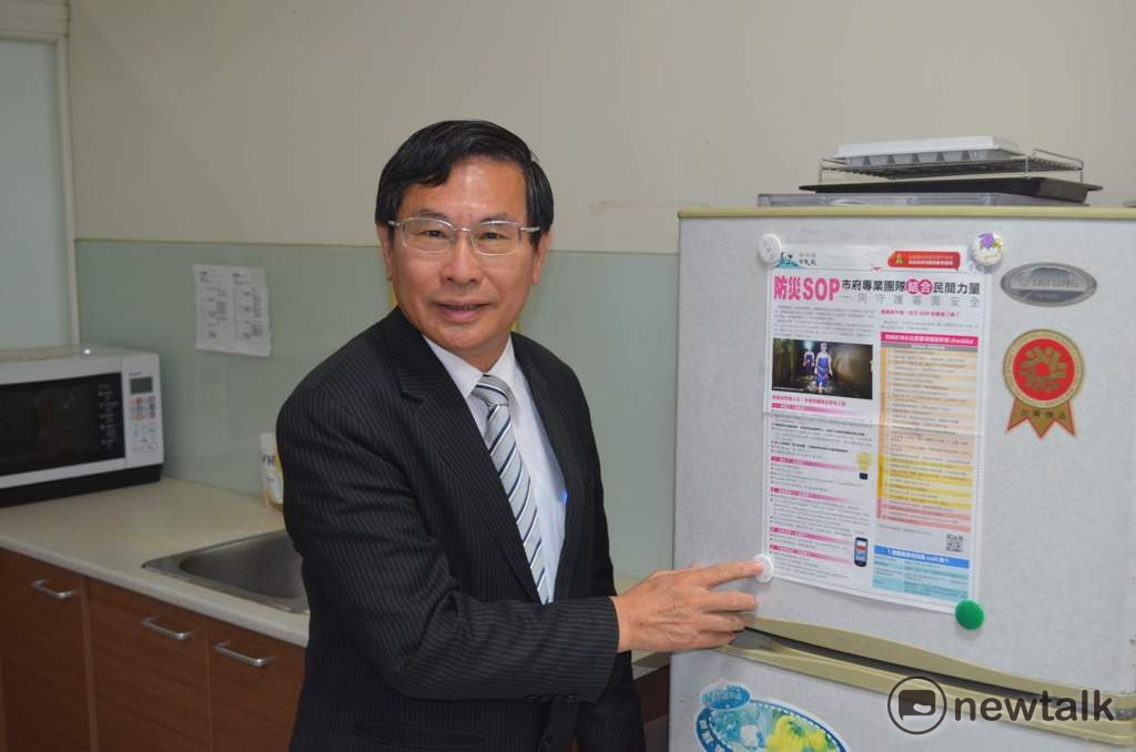 嘉義市長涂醒哲推出「防災ＳＯＰ確認清單」，建議市民貼在冰箱上。 圖：蔡坤龍/攝