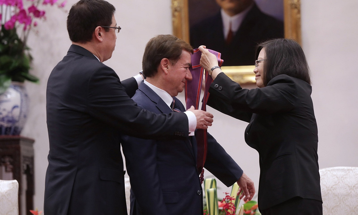 總統蔡英文今（1）日上午頒授美國聯邦眾議院外交委員會羅伊斯(Ed Royce)主席「特種大綬景星勳章」 圖：總統府/提供
