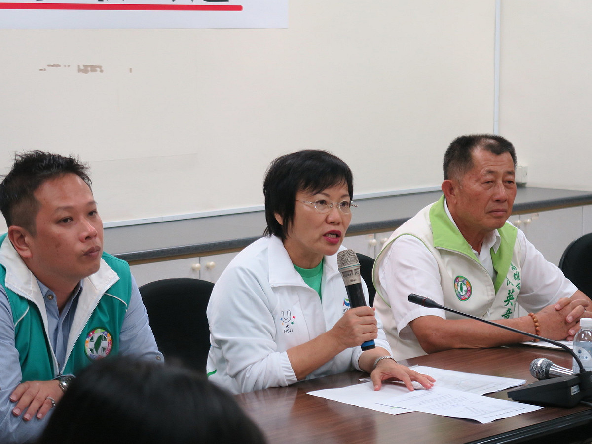 立法委員劉世芳、李昆澤委員與高雄市議員聯合召開記者會，幫高雄子弟陳映竹討公道。 圖：立法委員劉世芳服務處/提供