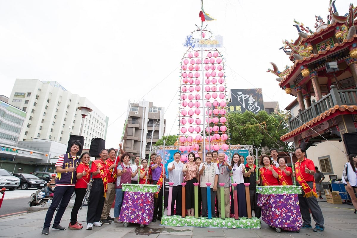 「2017桃園客家義民祭」活動記者會今(1)日於平鎮褒忠祠登場，由桃園市副市長游建華、客家局長蔣絜安、平鎮區長何明光及貴賓共同豎起代表團結義心的水燈柱，為今年義民祭活動揭開序幕。 圖：桃園市政府客家事務局/提供