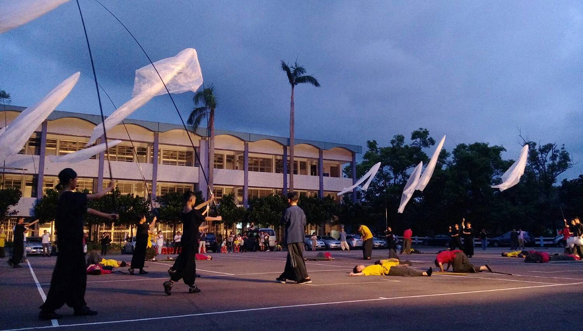 今（1）日是基隆市中元祭演藝活動總彩排，特別邀請前太陽馬戲團首席舞者張逸軍領軍編創，透過國際級的創作視野，將鷄籠中元祭百餘年來所積累的文化底蘊完美的呈現。 圖：基隆市政府/提供