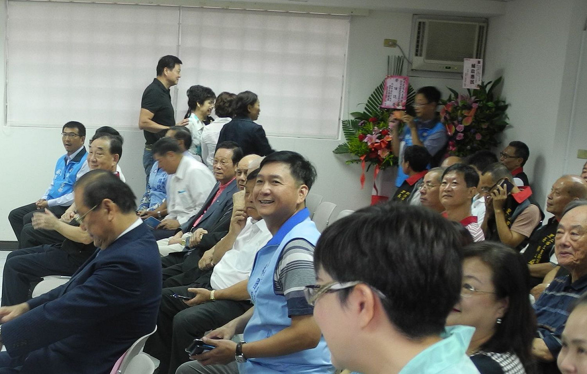 前台北縣長周錫瑋出席國民黨新北市黨部主委佈達典禮，不少民眾要求合照。 圖：王峻昌/攝