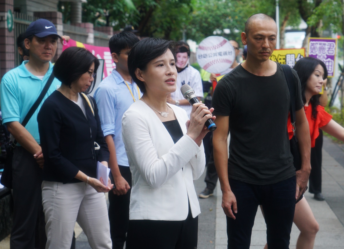 全國文化會議開場前，文化部長鄭麗君先與陳情朋友會面。 圖/常日豪攝