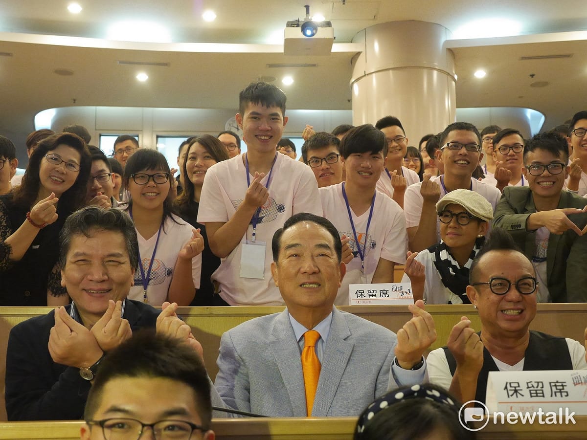 親民黨今天舉辦「民主開新營」，親民黨主席宋楚瑜、親民黨團總召李鴻鈞、親民黨團幹事長陳怡潔、親民黨籍立委周陳秀霞等皆出席，彼此愛心，對著鏡頭喊啾咪，畫面一片溫馨可愛。 圖：趙婉淳/攝