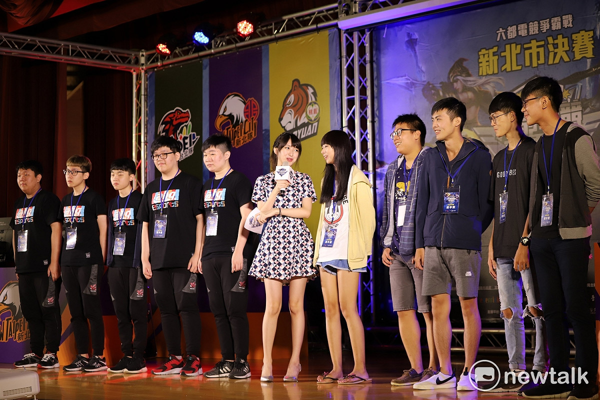 經歷了第五週激烈的線上賽大戰後，「ahq Fighter」、「666BJ4」兩支從32強一路脫穎而出的頂尖戰隊今日在新北市政府大禮堂正面對決。 圖：蔡幸秀/攝影