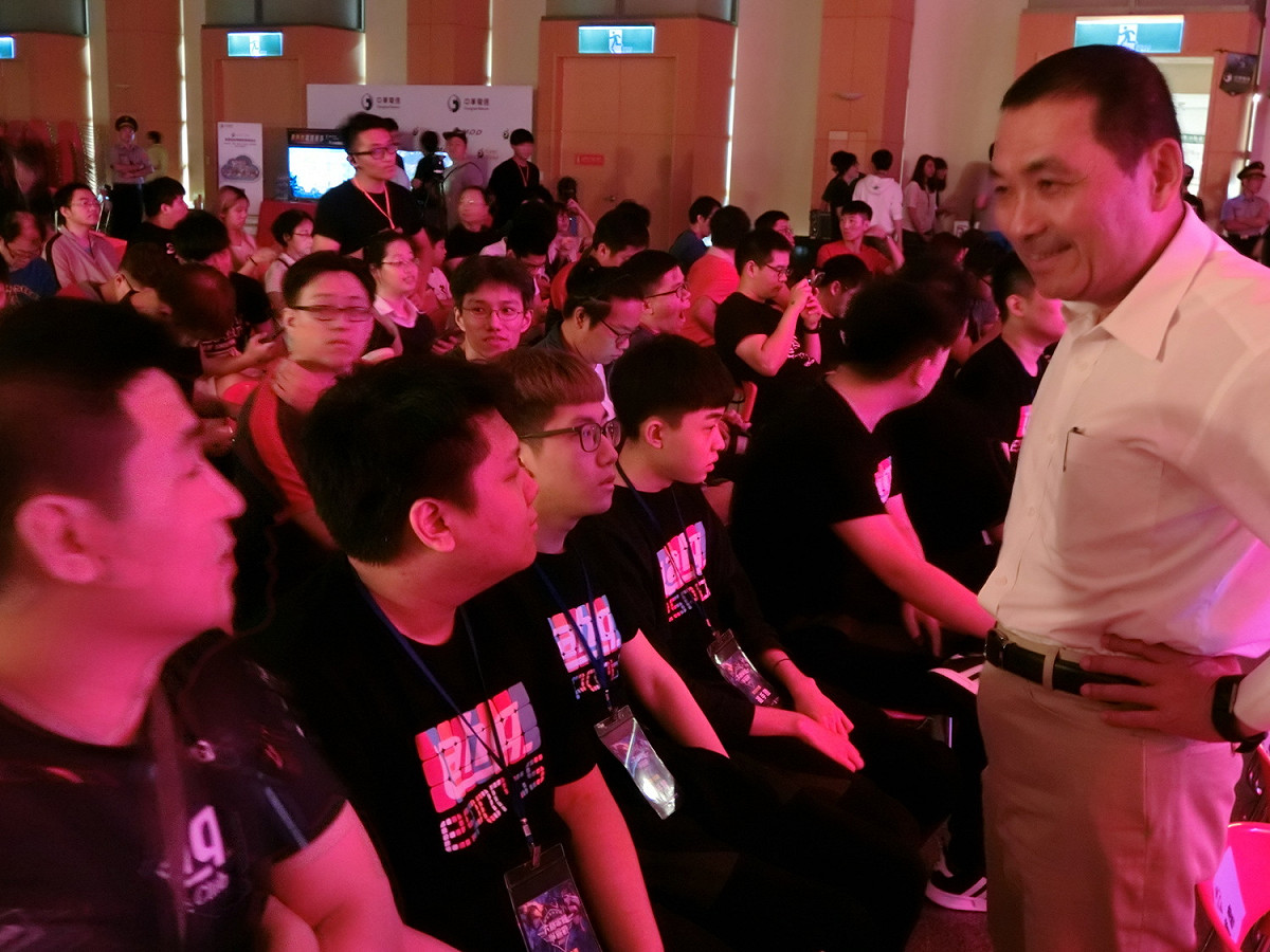 侯友宜在六都電競爭霸賽前到台下和選手熱烈互動。也指示新北市經發局全力協助電競人才和周邊相關產業人才的培育。 圖：李書璇/攝