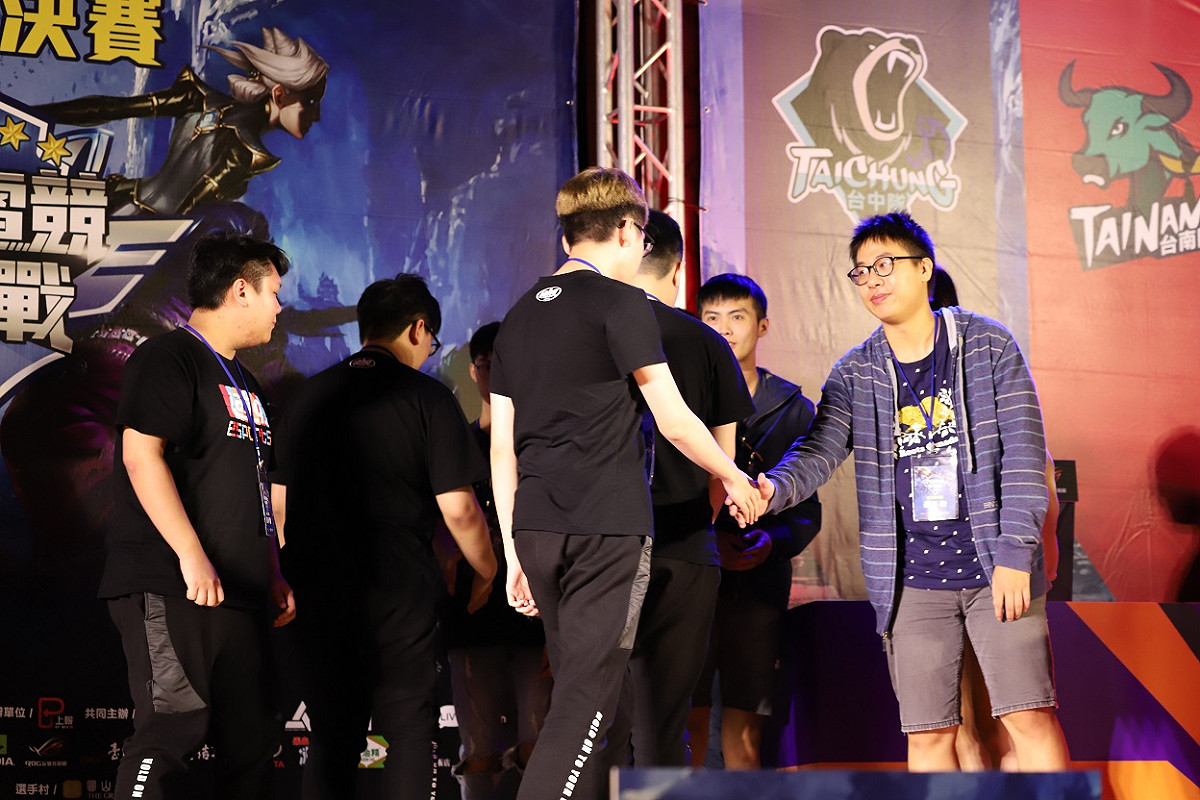 賽後，ahq Fighter與666BJ4互相握手致意。 圖：蔡幸秀/攝影