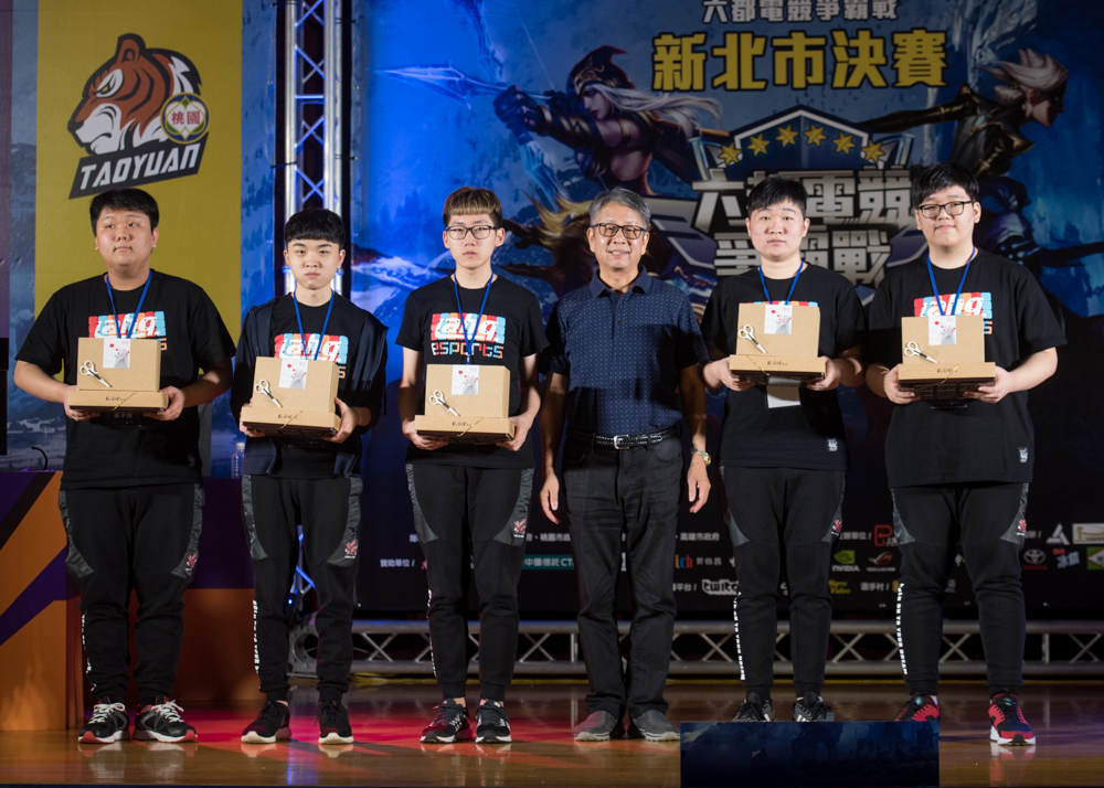 「ahq Fighter」選手獲贈市長小禮「天燈杯」和蛋黃酥。 圖：主辦單位/提供