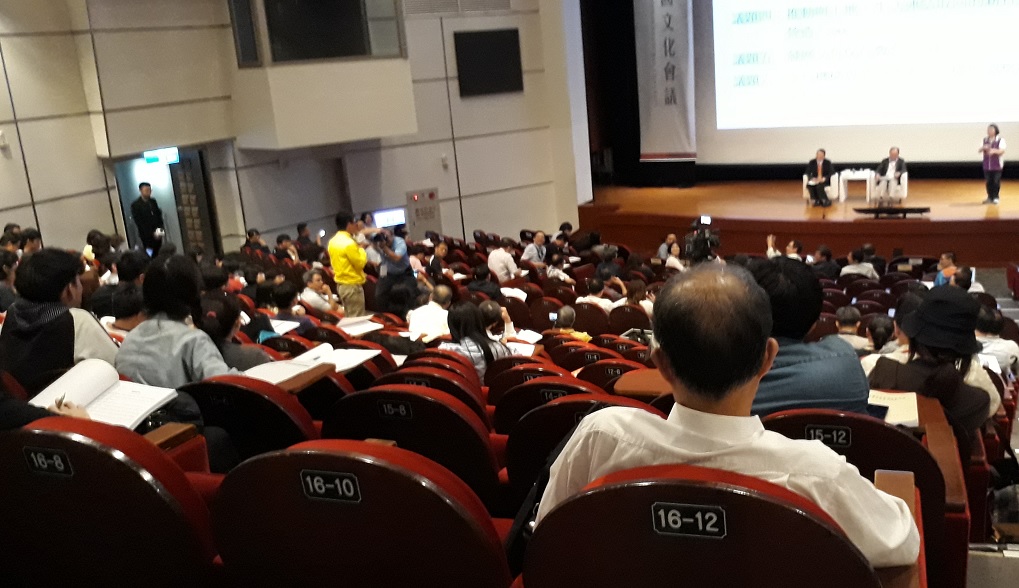 張洧濟（穿黃衣者）從屏東趕到全國文化會議，希望文化部出面協助保存屏東百年古厝。 圖：陳香蘭／攝