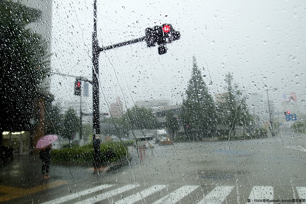 今(3)天仍然受瑪娃颱風影響，各地降雨機率高，尤其基隆北海岸、大台北山區及宜蘭有持續時間長且強的降雨，請民眾特別留意天氣警報的發布，另外，沒有降雨時仍會感到悶熱，各地高溫大約在31、32度左右。 圖：Flickr提供satoshi kondo開放權限