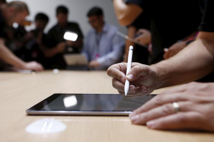 以往Apple Pencil應用在iPad上，但是根據新的專利推測，未來將會連同行動裝置也能使用。 圖：達志影像/路透社