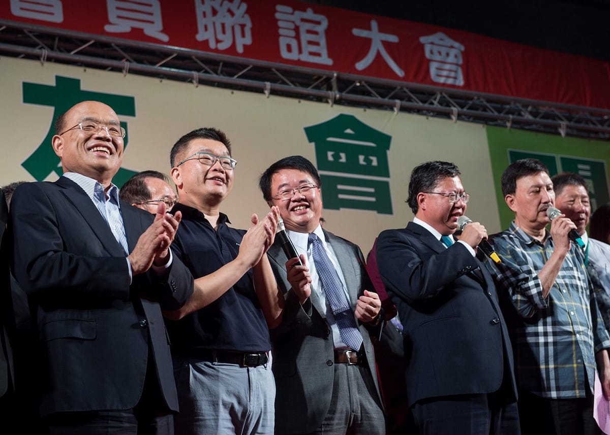 民進黨新北市黨部主委余天（右2），今晚也來為吳秉叡站台，眾人大合唱一曲「你是我的兄弟」。 圖:吳秉叡辦公室提供