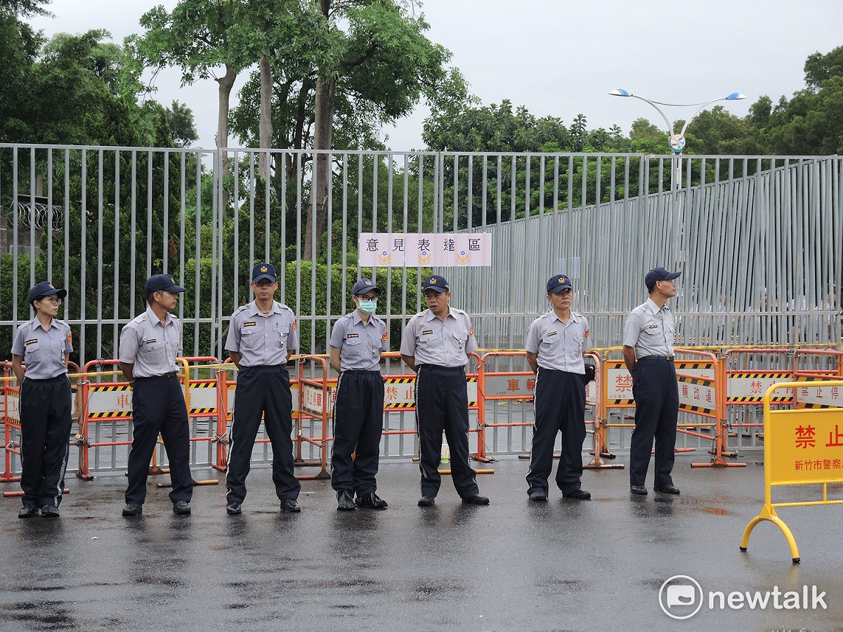 蔡英文主持秋祭典禮，現場維安、警力部署相當嚴密，警方也在忠烈祠外設置意見表達區。  圖：黃韋銓/攝