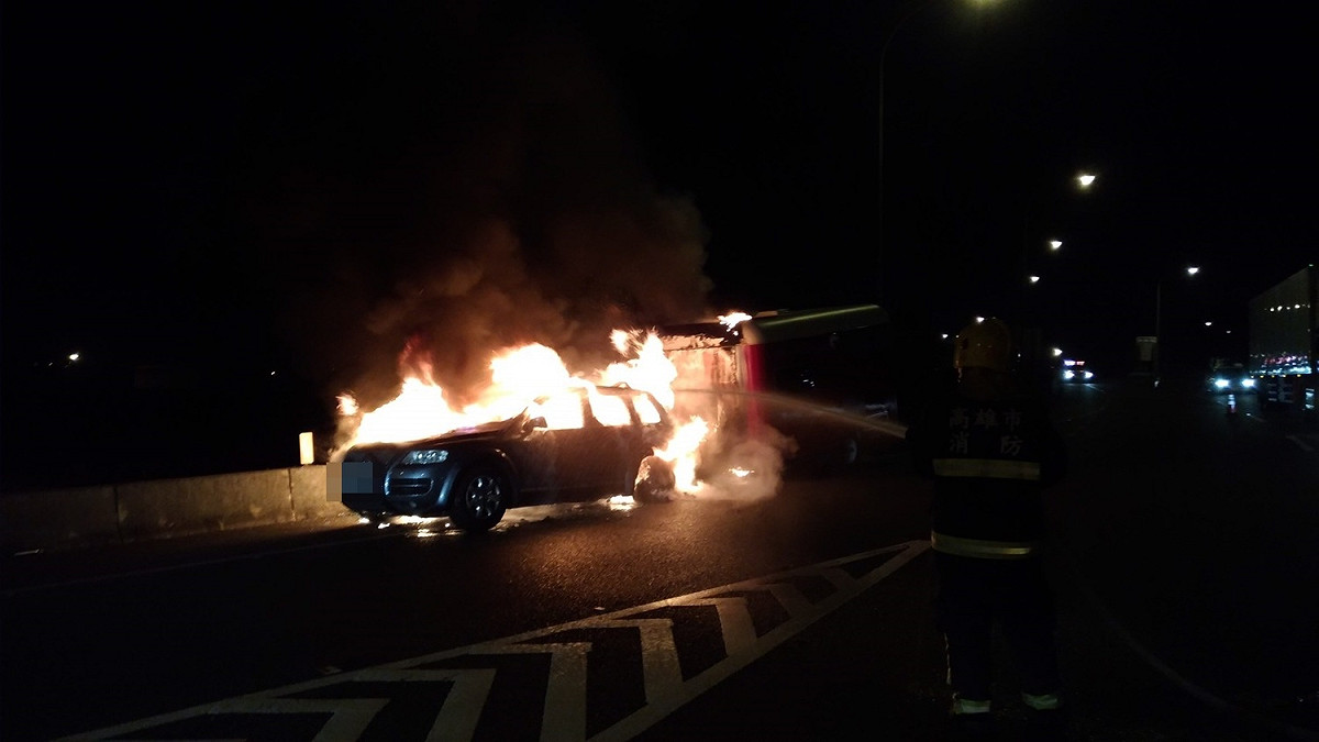 高雄市國道火燒車駕駛及時逃生保命。 圖 : 高雄消防隊/提供