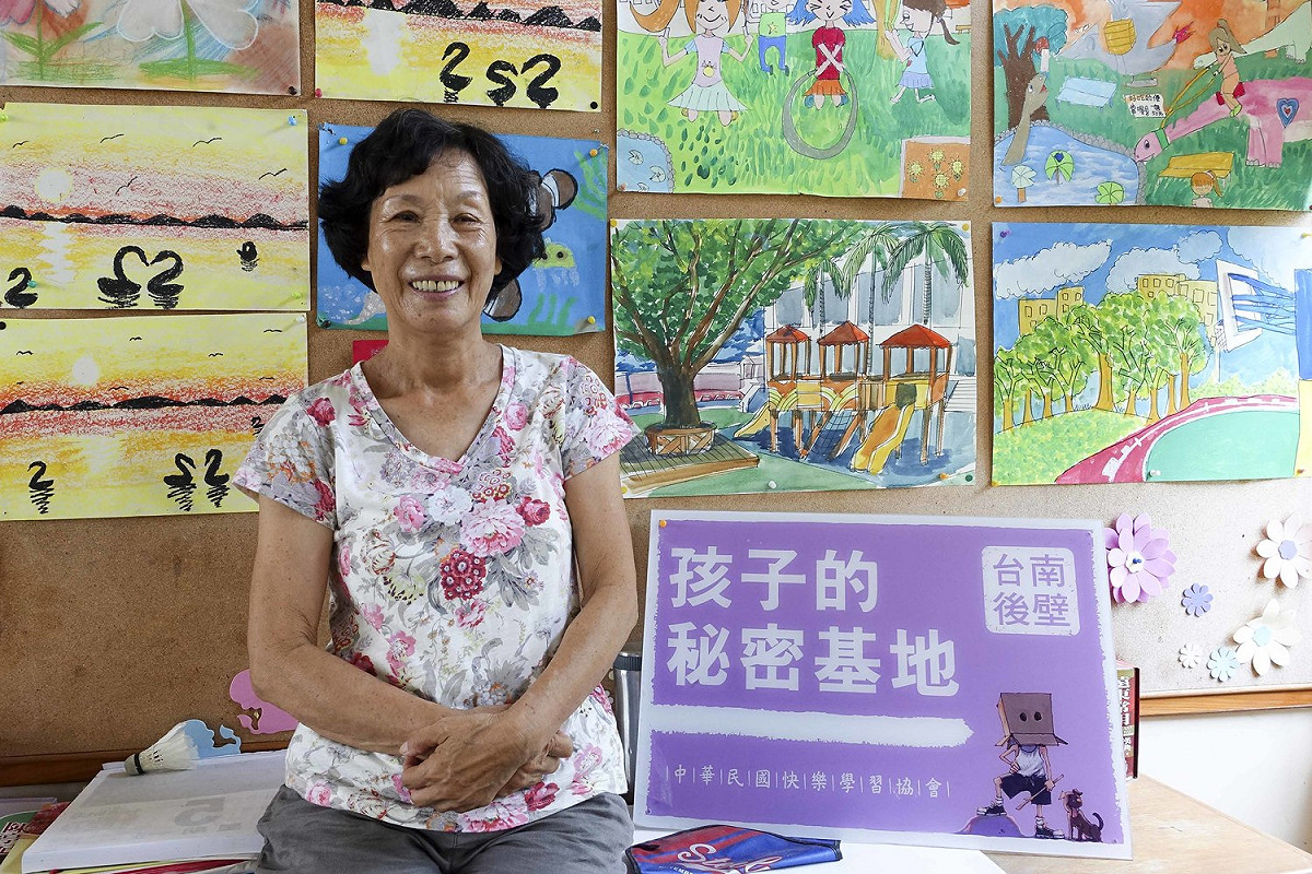 今年68歲的廖連珠，目前是台南後壁佳田社區關懷協會理事長，她說，教書32年，很熱愛這份工作。 張大魯/攝影