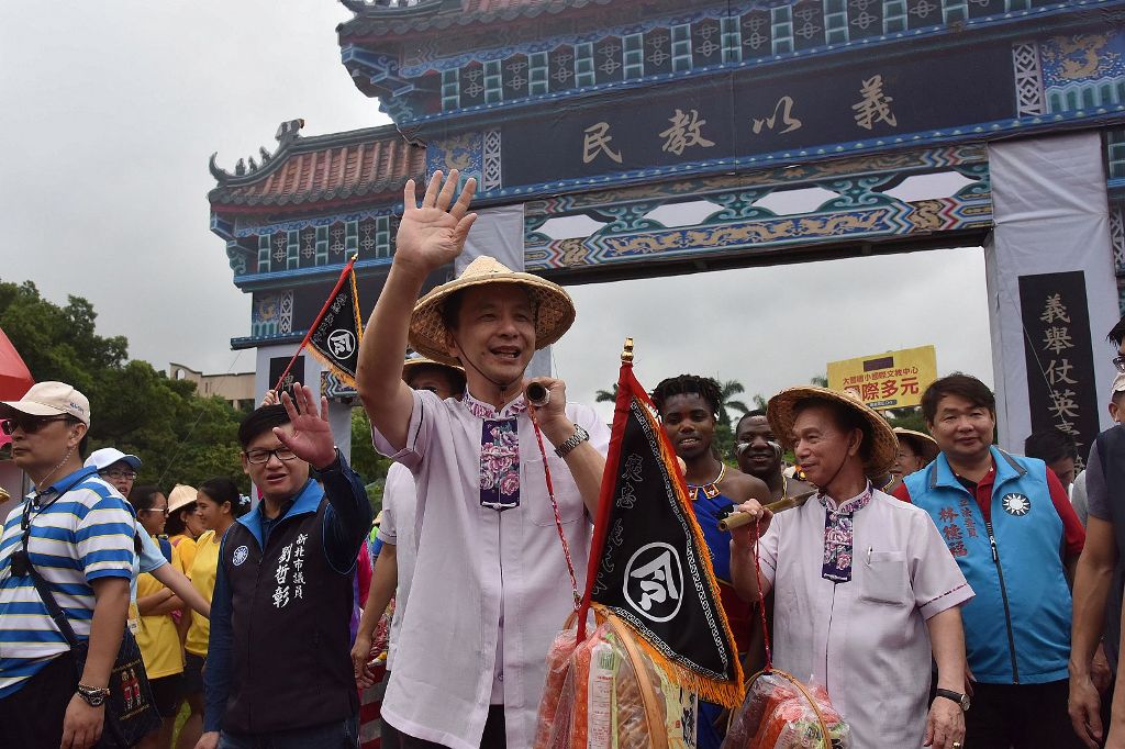 新北市長朱立倫受邀擔任正獻官主持祭祀大典，代表市民向義民爺上香祝禱，他還親自參與挑擔奉飯引領隊伍入場。 圖：新北市政府／提供