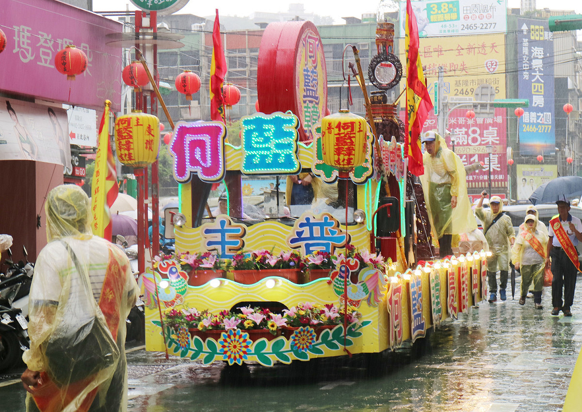 2017丁酉鷄籠中元祭，今 (3) 日下午在市區進行迎斗燈遶境遊行。 圖 : 基隆市政府/提供