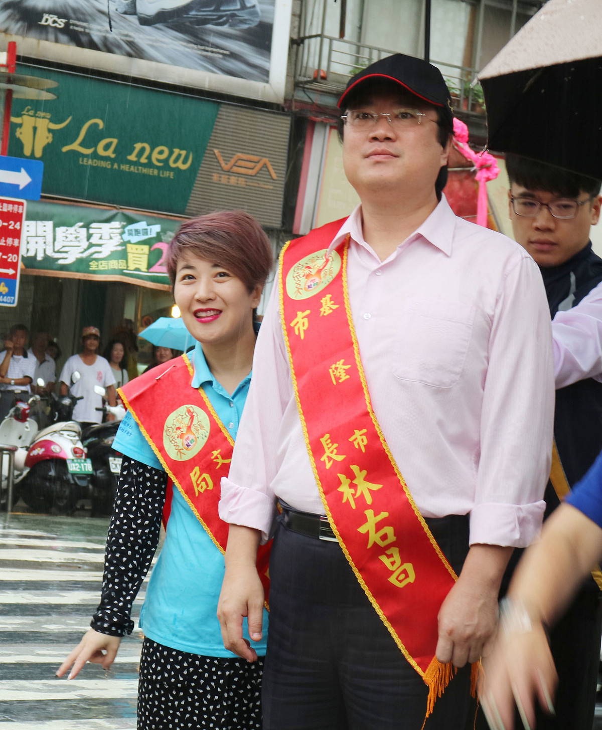 基隆市長林右昌參與迎斗燈遶境的活動。 圖 : 基隆市政府/提供