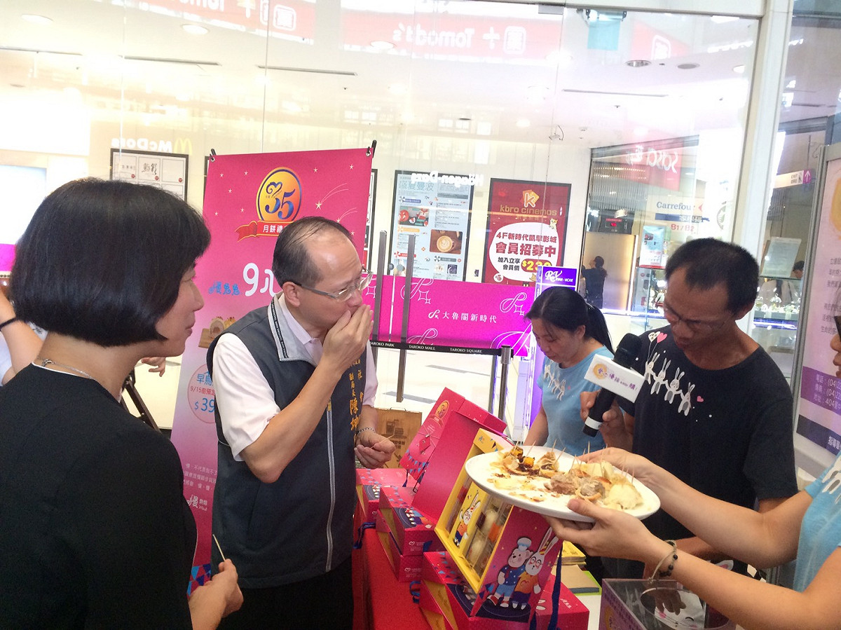 現場來賓享用由社福單位製作的食品。 圖 : 台中市政府/提供