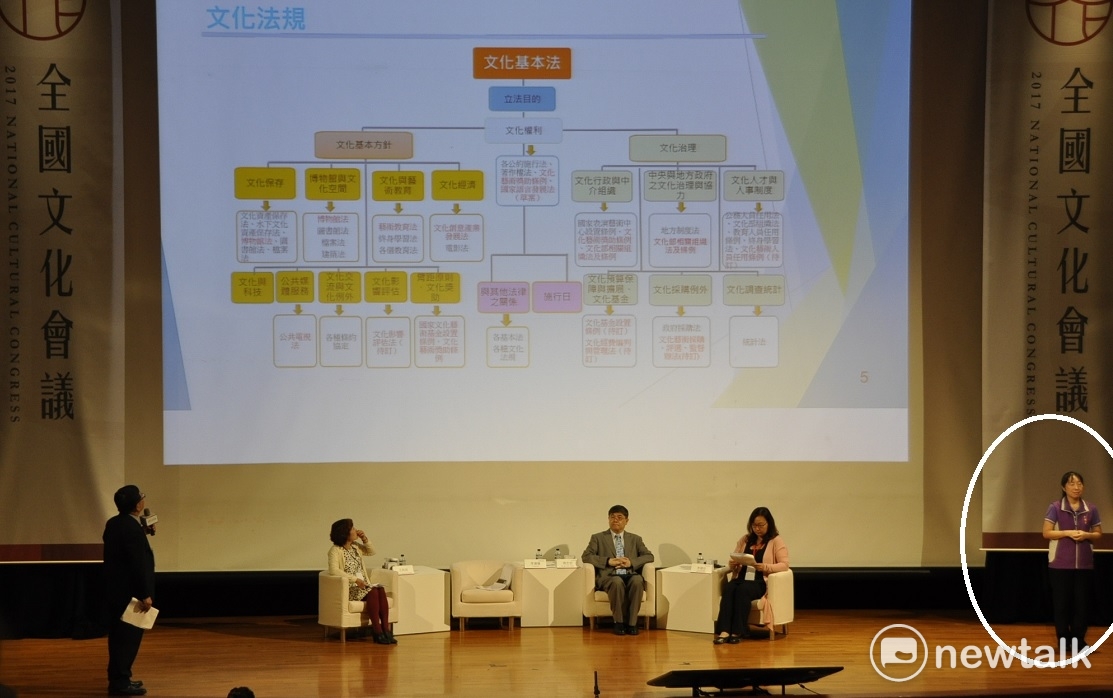 全國文化會議，從昨天分組討論時，手語翻譯人員已被安排在台上。 圖:陳香蘭／攝