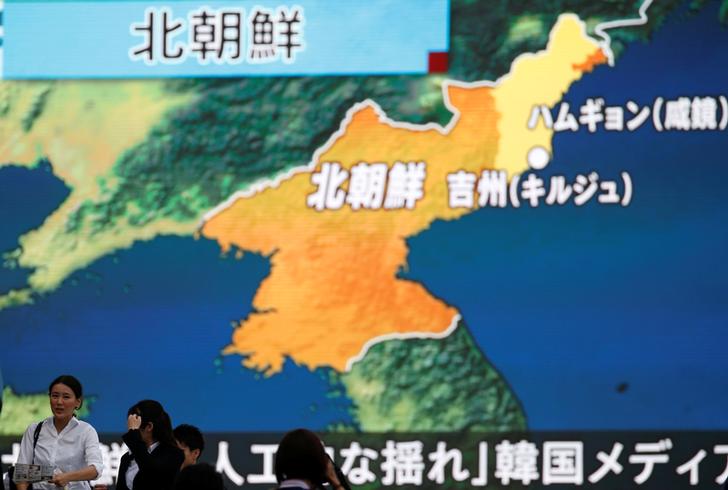 二次世界大戰美國在日本廣島與長崎投下爆炸的原子彈，分別造成9萬人與14萬人喪生。因此，威力是原子彈數百倍的氫彈，能釀成的死亡人數，恐會遠遠大於這些數字。圖為日本公共場所的大型電視螢幕上，正在播報北韓核子試爆的最新消息。 圖：達志影像／路透社