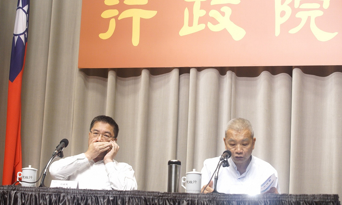 行政院發言人徐國勇4日召開記者會後，突然接到林全電話告知下午2時30分將親自舉辦記者會。 圖：常日豪/攝