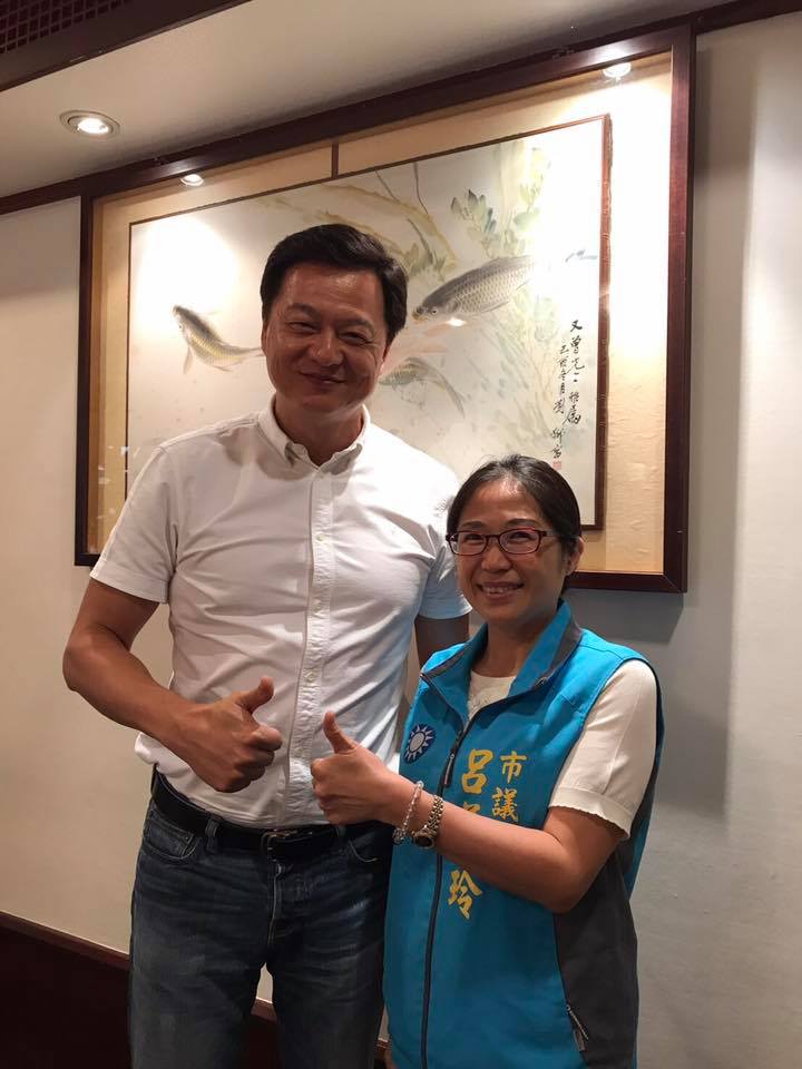 國民黨基隆市議員呂美玲（右）今日與民進黨基隆市議員游祥耀在市議會爆發衝突，呂摔倒在地送醫。 圖：翻攝自呂美玲臉書