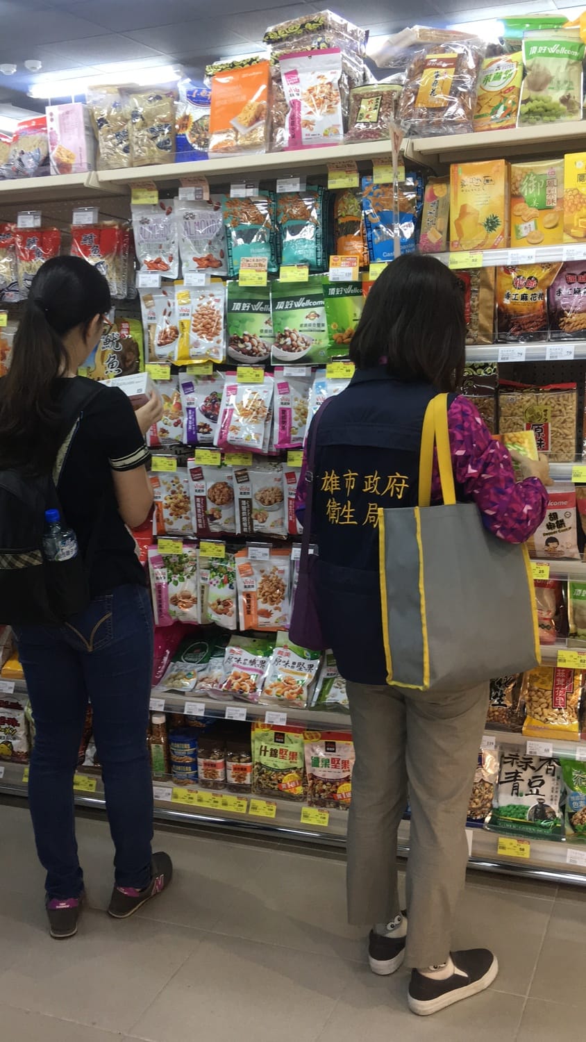 高雄市政府衛生局抽驗祭祀食品，結果發現有2件芒果及1件奇異果檢出有農藥殘留，還有1件豆干著色劑標示不符，為了保障民眾食品安全，目前已通通下架不准賣。 圖：高雄市衛生局/提供