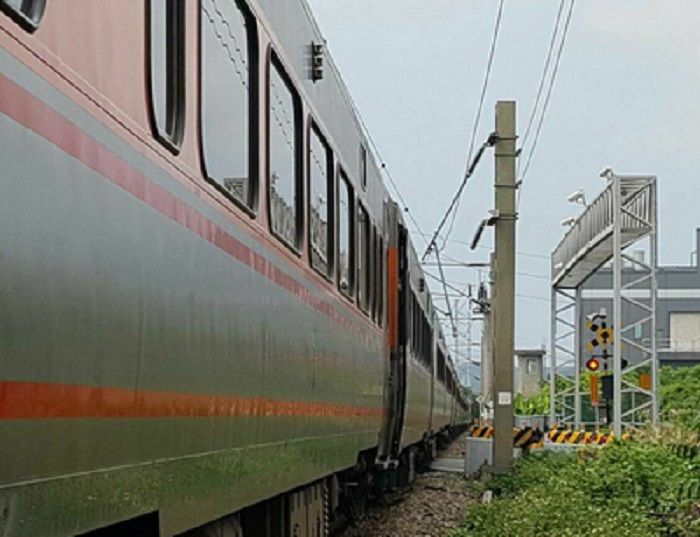 台鐵電車線斷影響1.5萬人 估23時修復