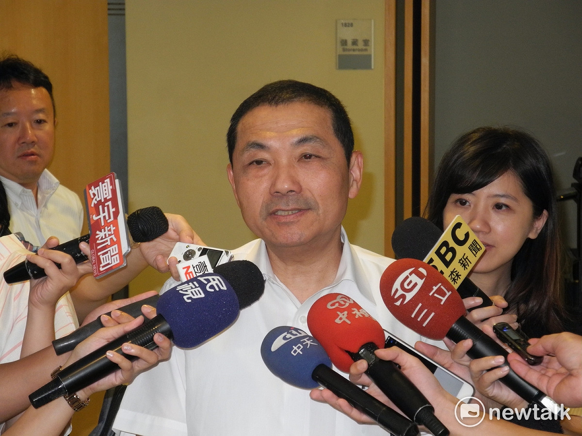 有關賴清德組閣不選新北市長，媒體上午詢問侯友宜「昨晚有無作夢，夢中也會笑？」侯小楞一下說：「什麼東西」、「夢不實際」。 圖：王峻昌/攝