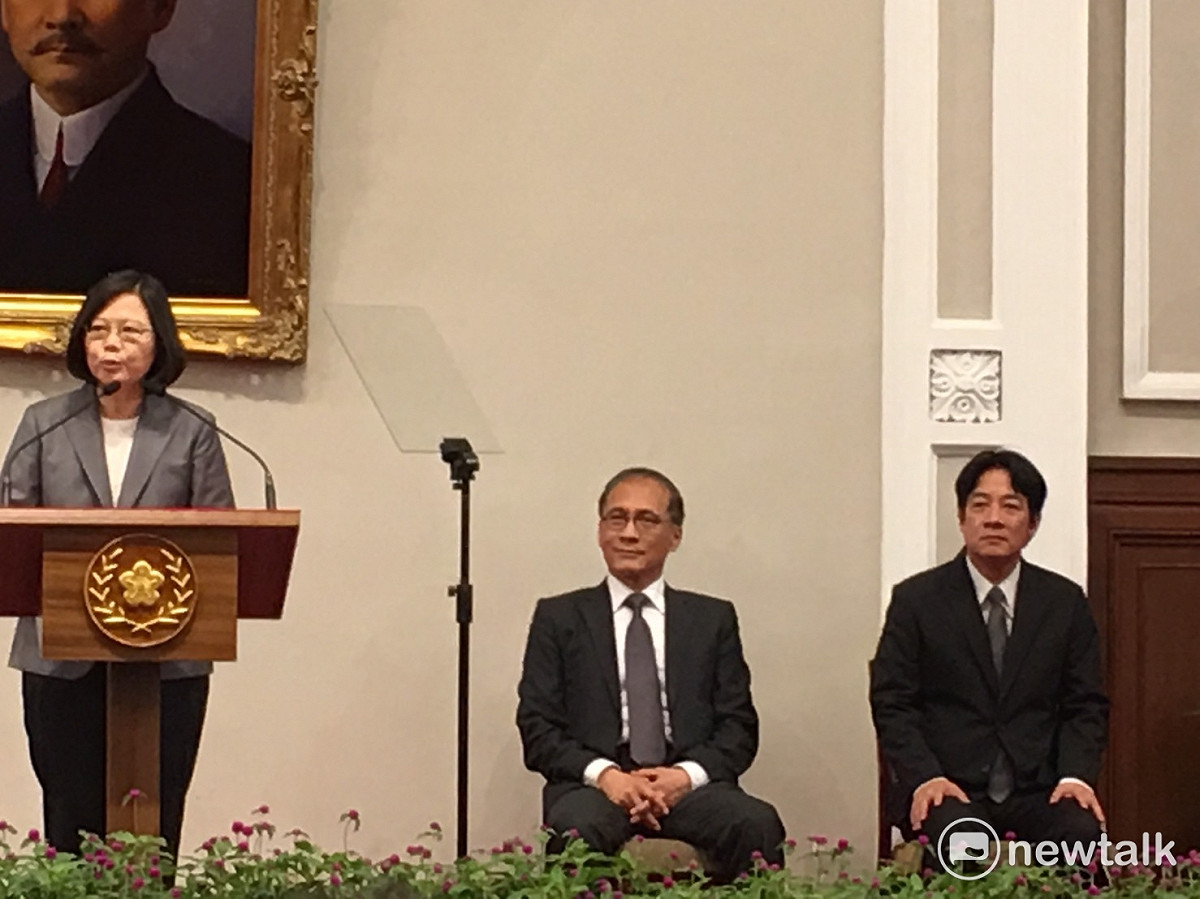 蔡總統在總統府的記者會中稱讚新舊閣揆賴清德與林全。 圖 : 謝莉慧/攝