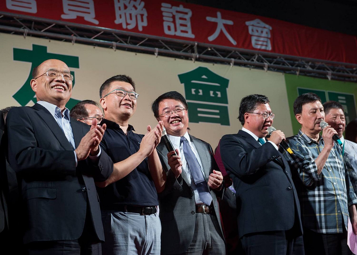 針對賴清德接閣揆，以及民進黨新北市黨部余天(右二)公開向中央喊話讓吳秉叡出來試試看，是否代表民進黨新北市長參選人明朗化，不但藍營認為不可對任何可能掉以輕心，綠營內部也仍有不同看法。 圖：源自吳秉叡臉書