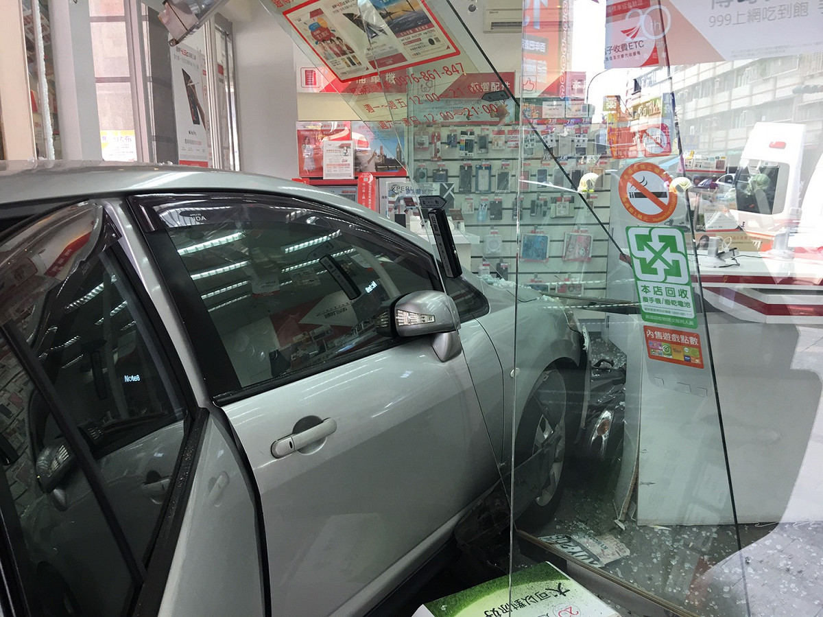 高雄市三民區義華路一家電信行門市，今（5）日下午2時40分發生一部汽車自撞意外。 圖：高雄市警察局/提供