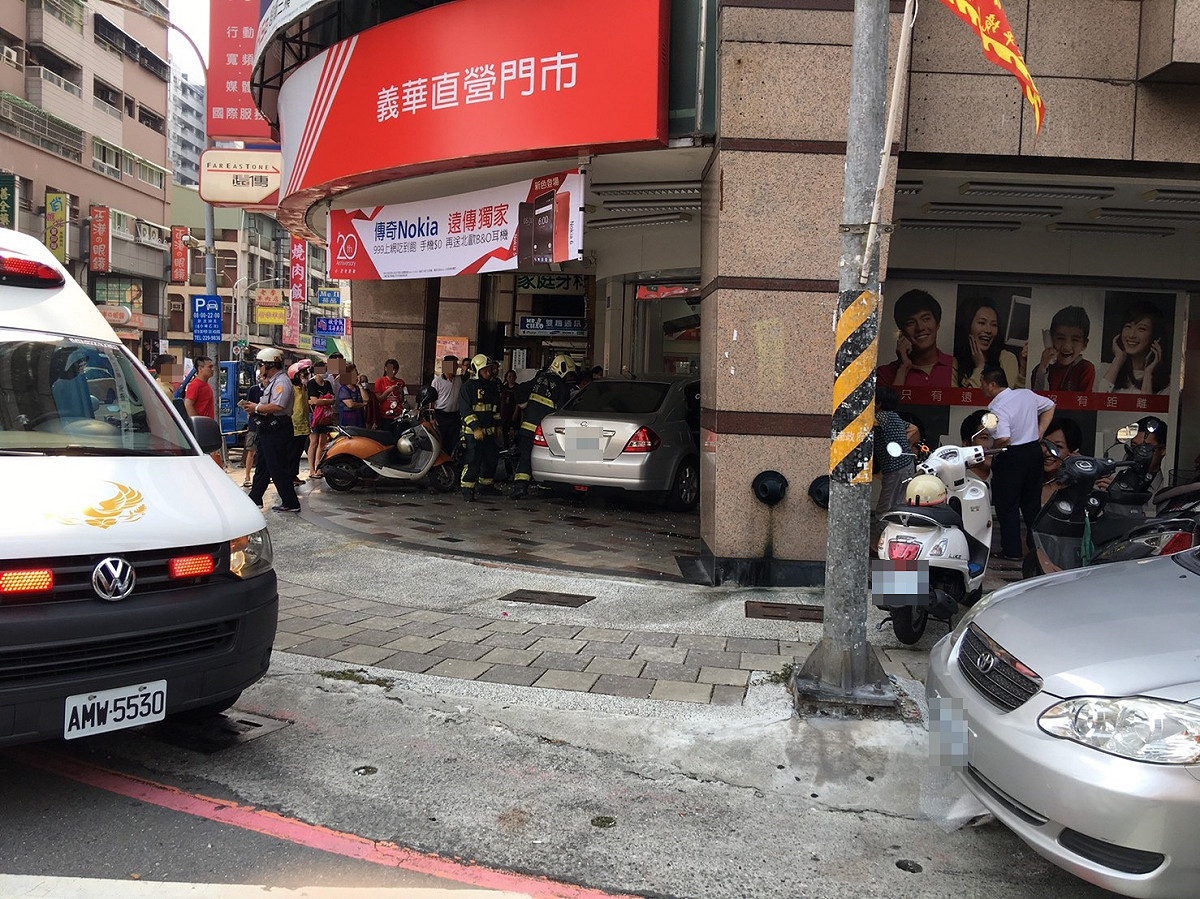 高雄市三民區義華路一家電信行門市，今（5）日下午2時40分發生一部汽車自撞意外。 圖：高雄市警察局/提供