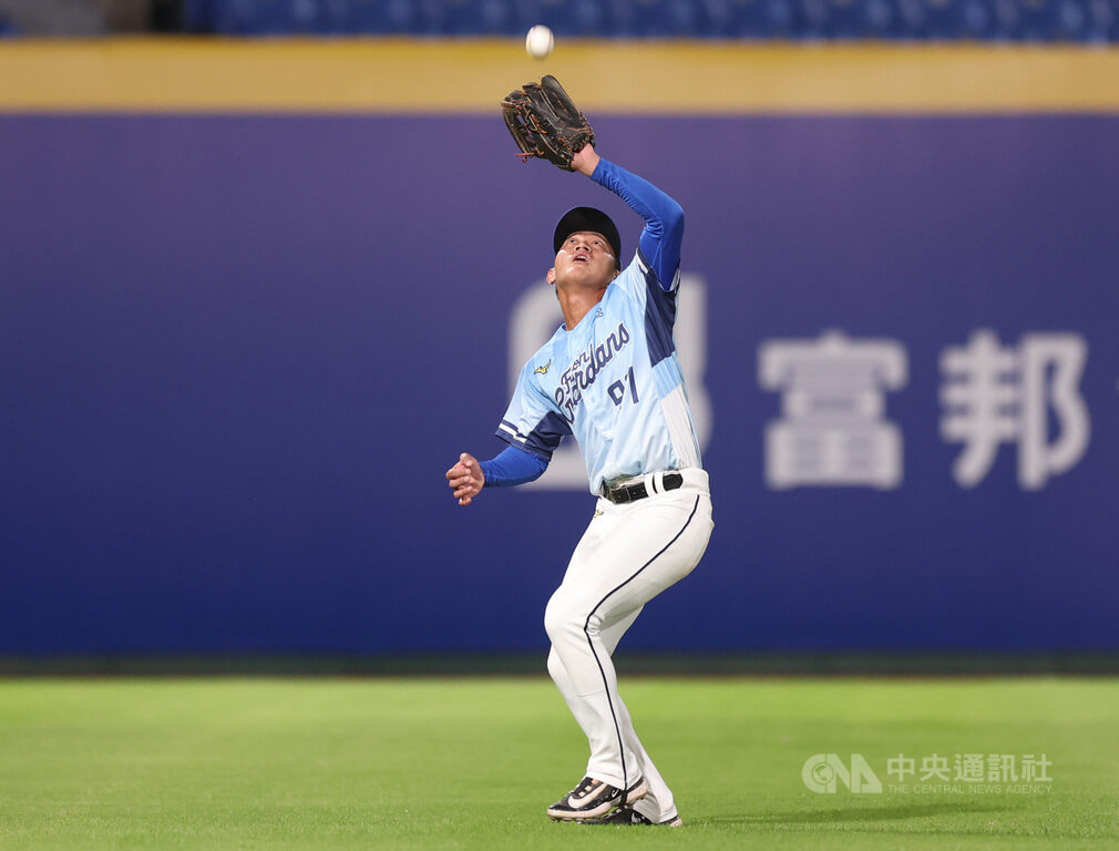 中華職棒富邦悍將與統一7-ELEVEn獅隊3日交手，3局上，悍將游擊手池恩齊（圖）發生守備失誤導致球隊失分，賽後留下特守練習，總教練陳金鋒點出池恩齊在接高飛球有些問題，位置的移動、接球判斷等都要加強。中央社記者張新偉攝  114年5月4日