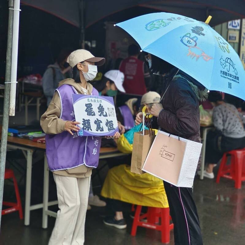 「中二解顏」罷免顏寬恆目前連署剩最後500份達標，高呼終結黑金家族，快簽連署書。 圖：翻攝自「中二解顏．罷免顏寬恒」臉書