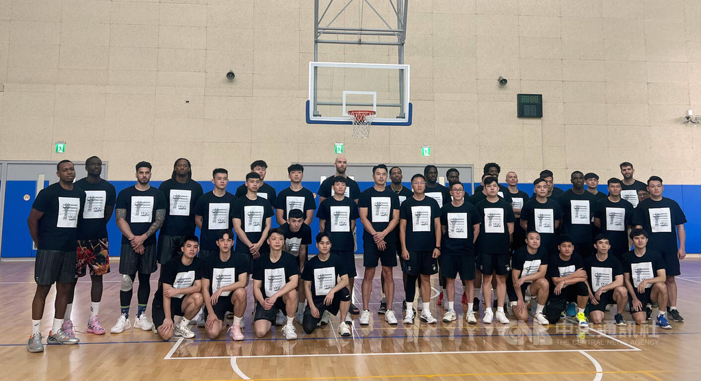 台灣職籃P.LEAGUE+總冠軍賽即將點燃戰火，由例行賽龍頭桃園璞園領航猿對戰台北富邦勇士，兩隊在4日媒體日穿上勇士助理教練梁兆亘（前排右5）自發性印製的T恤，替剴剴案發聲，強調兒虐零容忍，盼各界重視兒童保障及安全。中央社記者陳容琛攝  114年5月4日
