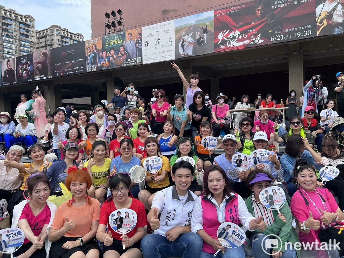 母親節前夕，台南市議員曾培雅、東區體育運動舞蹈協會理事長劉文景、愛心義工協會理事長歐政豪於台南文化中心假日廣場盛大舉辦「母親節熱舞公益派對暨親子繪畫寫真活動」。 圖：曾培雅服務處提供