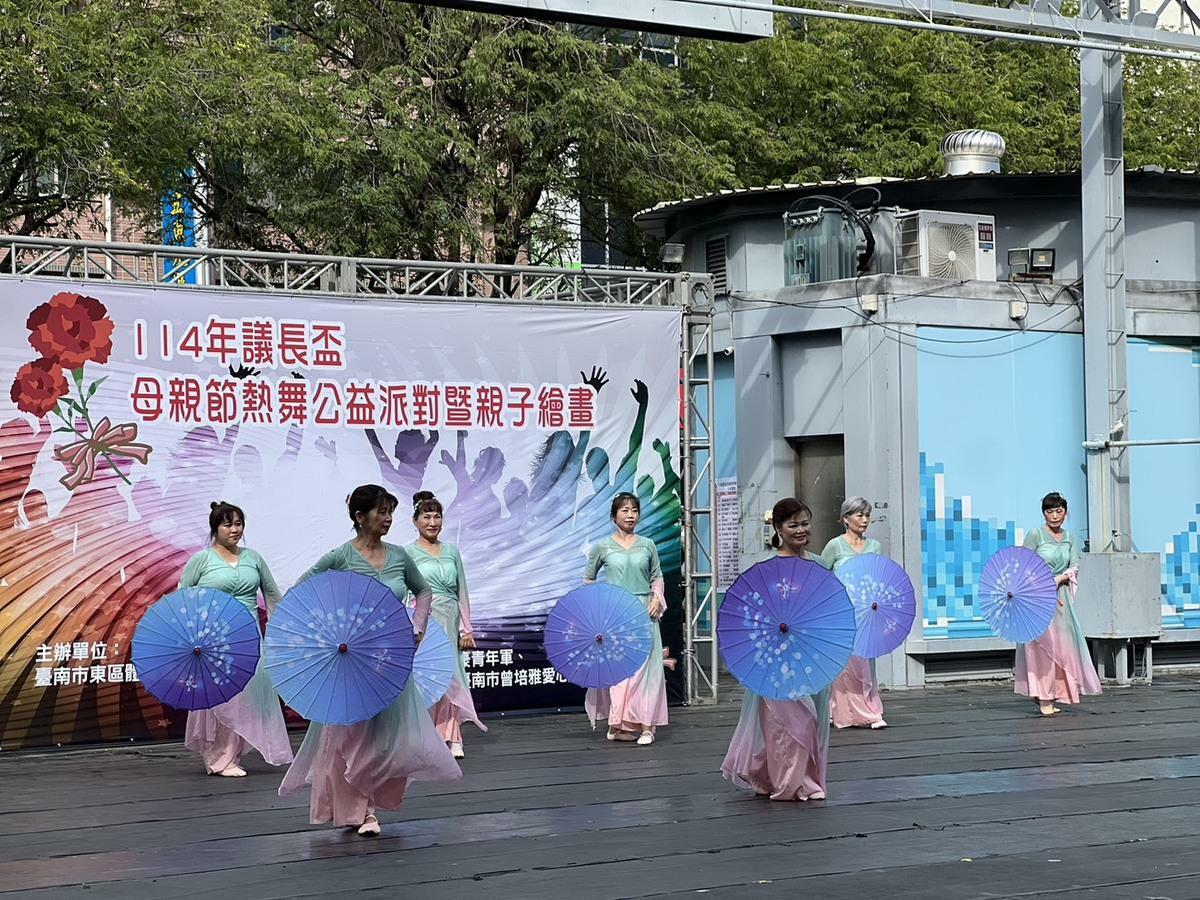 母親節前夕，台南市議員曾培雅、東區體育運動舞蹈協會理事長劉文景、愛心義工協會理事長歐政豪於台南文化中心假日廣場盛大舉辦「母親節熱舞公益派對暨親子繪畫寫真活動」。 圖：曾培雅服務處提供