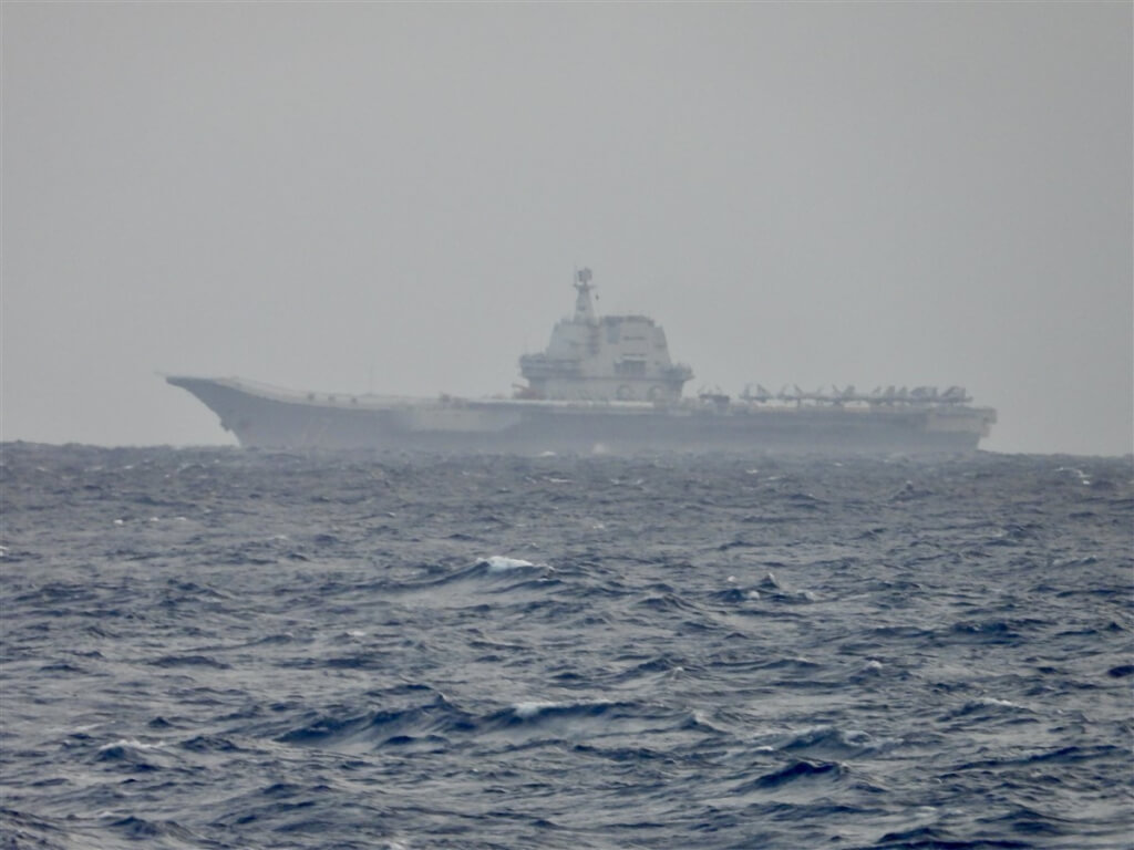 海軍田單艦3月31日監控中共海軍航空母艦山東艦，由田單艦上所拍攝到的山東艦照片。（國防部提供）