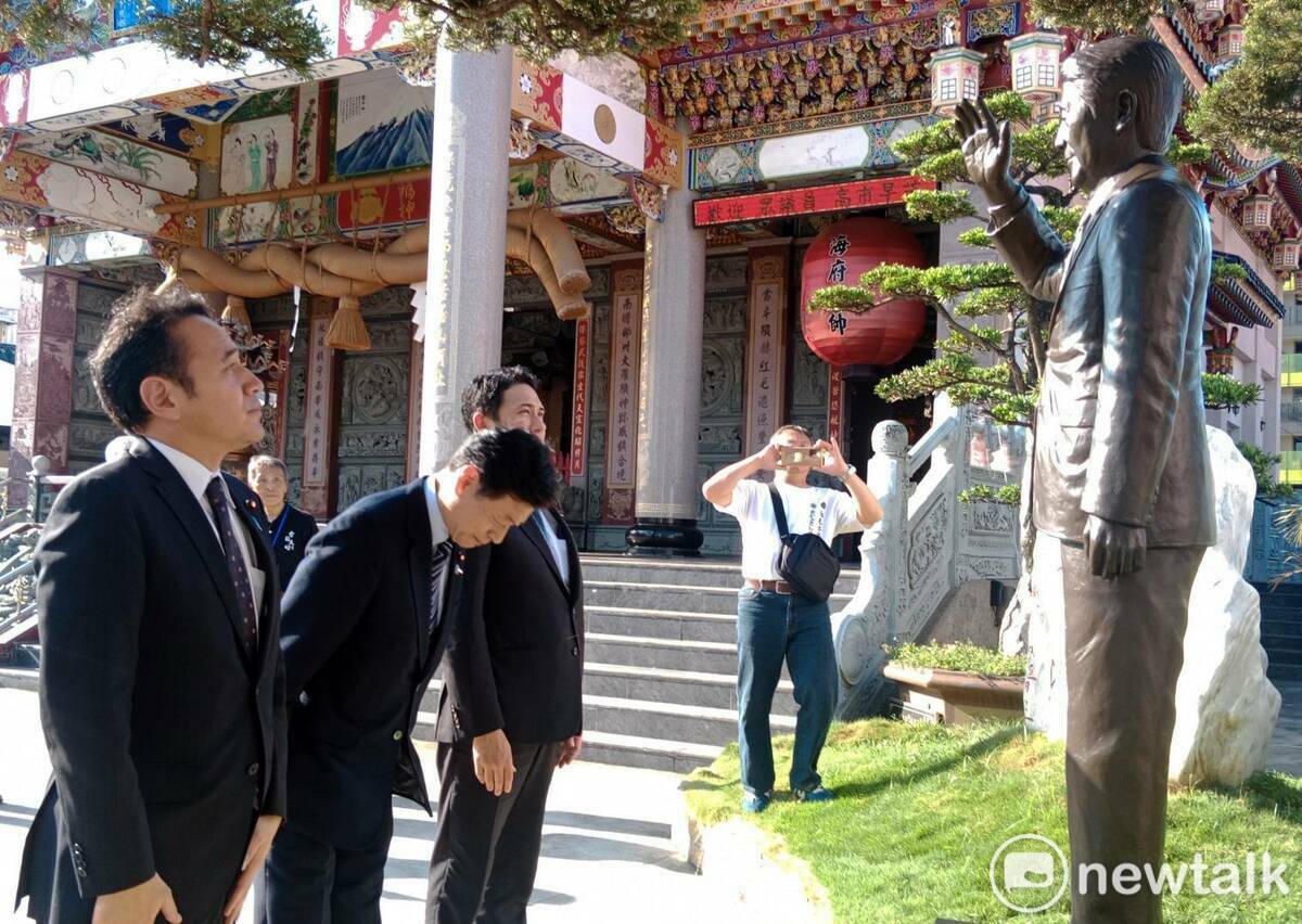 西村康稔(左二)一行向安倍銅像鞠躬致意。 圖：孫家銘/攝