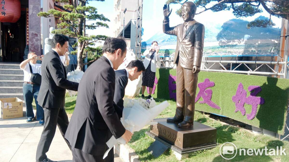 一行人在安倍銅像前獻花。 圖：孫家銘/攝