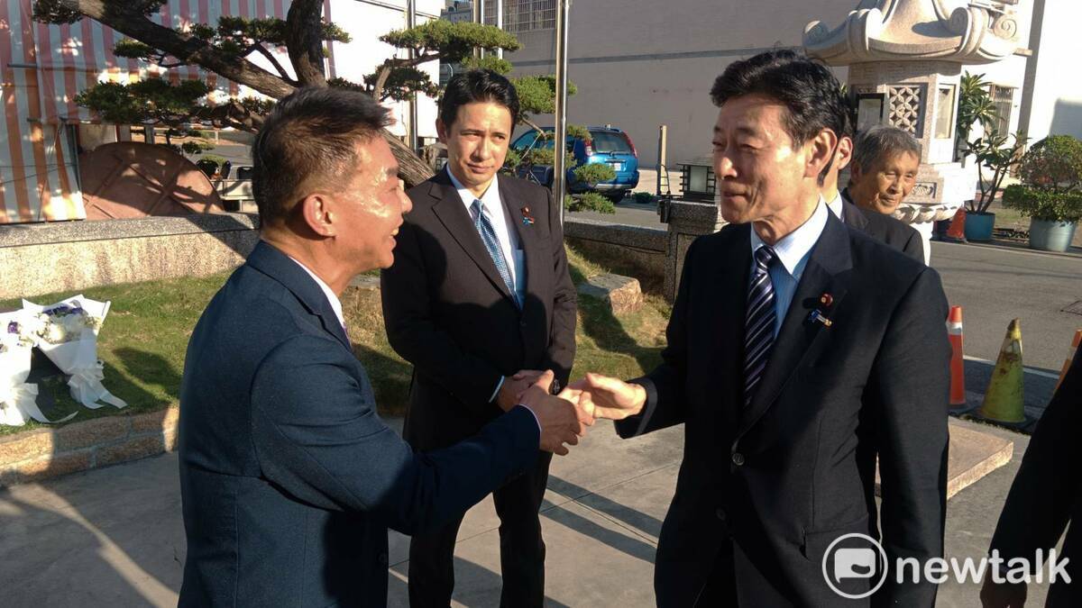 許智傑(左)感謝西村康稔(右) 圖：孫家銘/攝