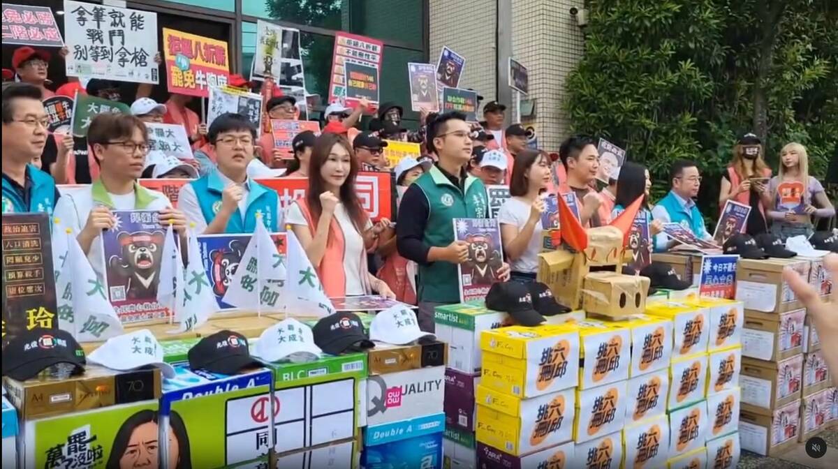 罷免桃園立委牛煦庭、萬美玲、邱若華團體到桃園市選舉委員會送件。 圖：截自黃瓊慧Threads直播影片（資料照）