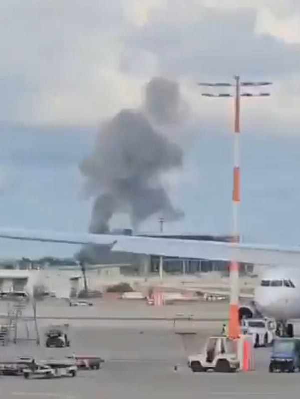 以色列防空系統 4 日未能及時完全攔截 1 枚飛彈，導致本古里安機場遭到飛彈碎片波及。 圖：翻攝自以色列戰爭 X 帳號