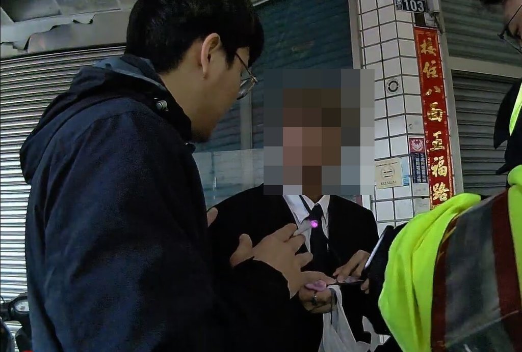 馬來西亞籍卓姓男子以日薪1000馬來幣（約新台幣7000元）到台灣當詐團車手，警方日前展開誘捕行動，當場逮捕，依法送辦。（民眾提供）中央社記者趙麗妍傳真 114年5月5日