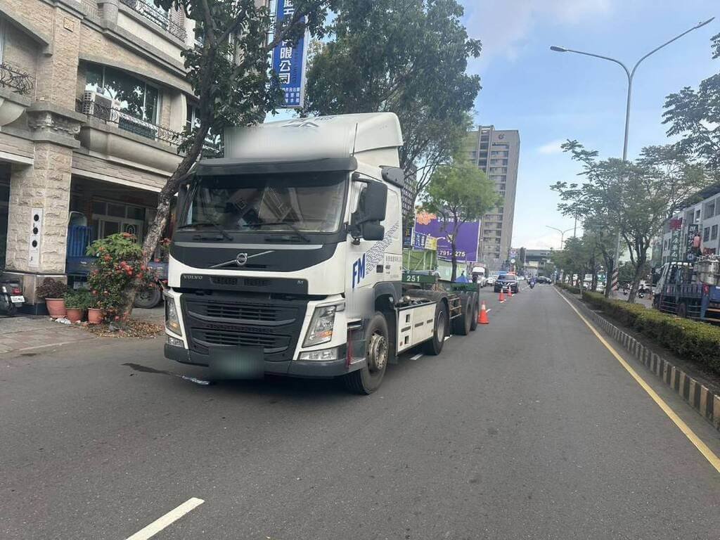 蘇姓男子5日上午駕駛聯結車行經高雄市鳳山區，疑似因視線死角，不慎與同向併行的黃姓機車騎士發生碰撞後，聯結車輾過黃男致頭部重創當場死亡；肇事原因尚待調查釐清。（高雄市警察局鳳山分局提供）中央社記者張已亷傳真  114年5月5日